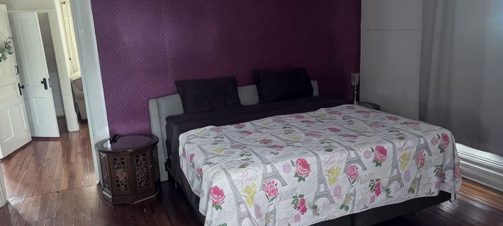 Peace Apartment, upstairs with king size bed. Отели в г. Калхун