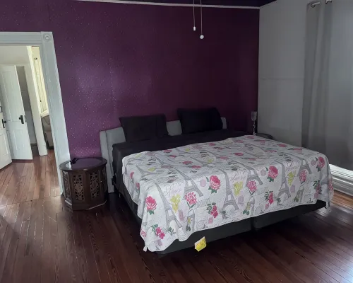 Peace Apartment, upstairs with king size bed. Hotels in Anniston