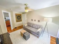 Sealy Suites D  Historic East End - Walk to Beach, UTMB & Strand - Condos