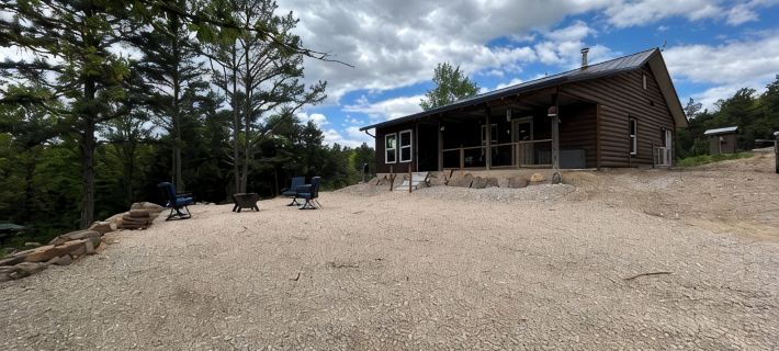 “The Cabin Serenity Ranch. Centrally located to all the wonders of Shannon co. Hotele w: Shannon County