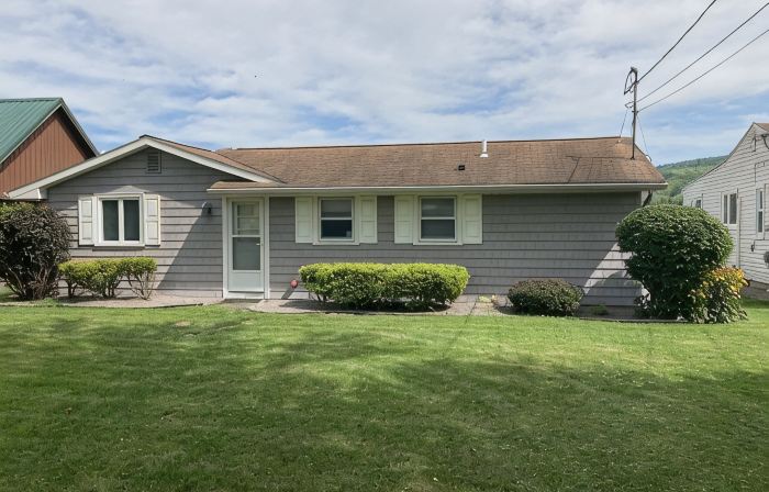Spring Summer Specials on Cozy Newly Renovated Cottage with AC Right on the Lake