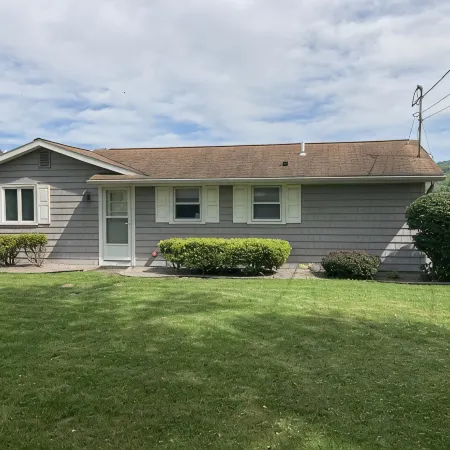 Spring Summer Specials on Cozy Newly Renovated Cottage with AC Right on the Lake