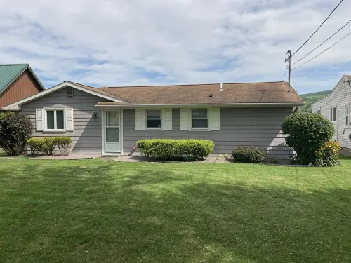 Spring Summer Specials on Cozy Newly Renovated Cottage with AC Right on the Lake