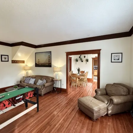 Clean 1st floor 4 bedroom Near Downtown [1-4]