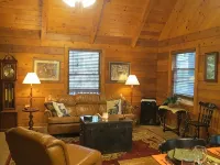 Rustic Cedar Cabin Hotels in Piper Gap