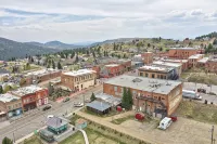 Farmhouse Cabin w/Game room in a Historic Gold Mine Town w/Mountain Views - Mountain view