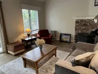 Experience lake life! Beautiful, light-filled Grantham condo near Lake Sunapee - WiFi