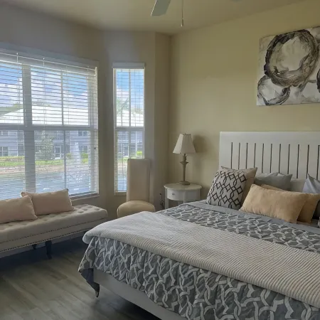 Cool Condo for Cozy Stay. Convenient Location, Pool, Gym, Golf.