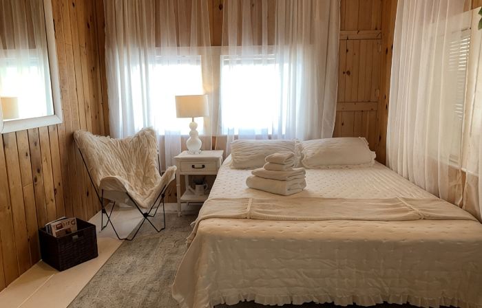 Glamorous cottage-glamping at Sebago Lake