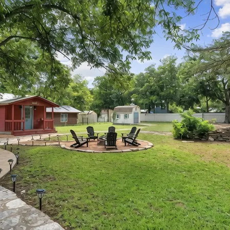Pecan Retreat-Half Mile to Main