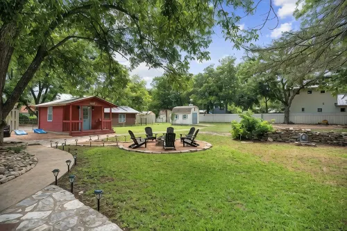 Pecan Retreat-Half Mile to Main