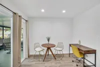 Relax and Unwind in 2 BR apt with Private Heated Pool - ที่มีสระว่ายน้ำ