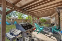 Kerrville Hidden Gem with Firepit and Grill - Great Location - Pet friendly