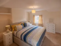 Town Centre Apartment Perfect Location with on-Street Parking - Apartments