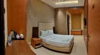 Hotel Regal Crest