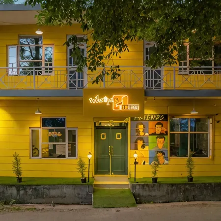 Whoopers Hostel Bir- Friends Themed