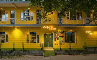 Whoopers Hostel Bir- Friends Themed Отели в г. 
