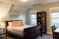 The Rustic Rose - 4 Bedroom House w/ Hot Tub Near Downtown