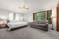 Cozy Cabin in the Woods with Comforts, Hot Tub, Walk to Lake - 4つ星