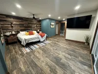 Rippling Waters! 3 BD 2.5 BA Riverfront Home, 8 min. from airport.  Sleeps 11. - Boutique