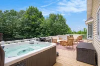 Spacious 5-Bedroom Retreat on 5 Acres.  Near Orv Park. Hot Tub for Sunset Views. - 4-Star