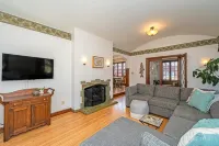 Historic Tudor Cottage - Cute 3 Bedroom Home