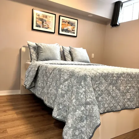 Darlington’s basement suite! Отели в г. Кларингтон