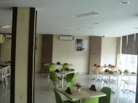 Max Hotel Panakkukang Makassar By LIFE - breakfast