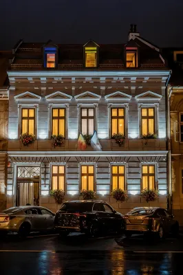 Casa Chitic - Hotel & Restaurant- STR Nicolae Balcescu 13 のホテル