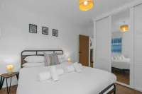 Stylish 1BR URBAN stay, CITY Centre โรงแรมในBroughton