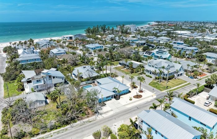 Large Single Level-1 Minute Walk To The Beach-5 minute walk to Restaurant/Shops
