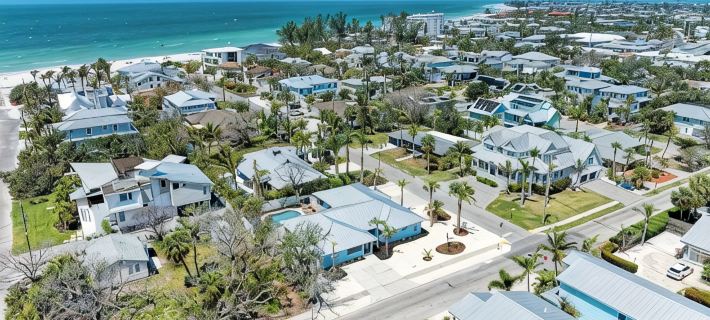 Large Single Level-1 Minute Walk To The Beach-5 minute walk to Restaurant/Shops Hotels in Holmes Beach