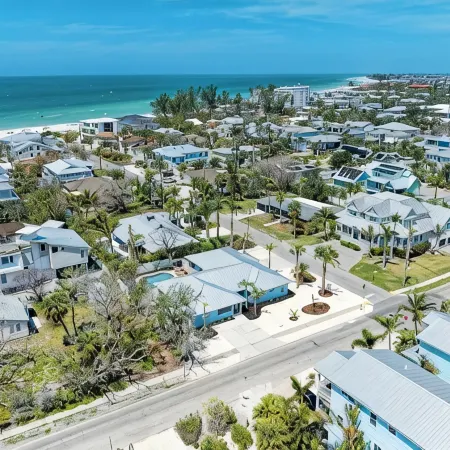 Large Single Level-1 Minute Walk To The Beach-5 minute walk to Restaurant/Shops