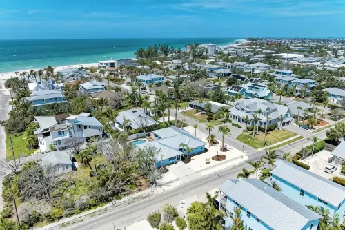 Large Single Level-1 Minute Walk To The Beach-5 minute walk to Restaurant/Shops - Private Pool