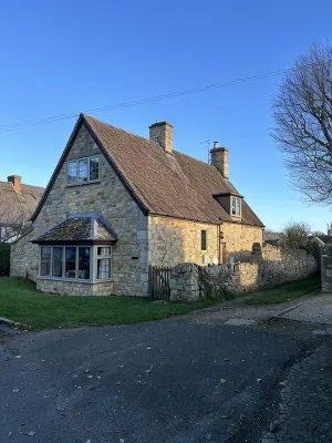 Quiet Cowfair Cottage In Central Cotswolds With Lovely Garden - 3-Star