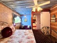 Tranquil retreat  on 16 acres sleeps 10 guests. Hotels in Izard County