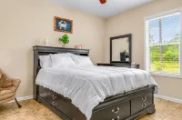 3-bedroom house with Hot Tub and Game Room in Eastpoint, 10 minute drive to SGI - 2-Star