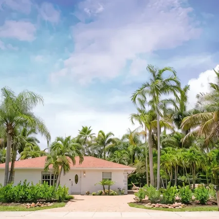 Estey Oasis. Heated Pool! Close to Beaches/5th Ave!