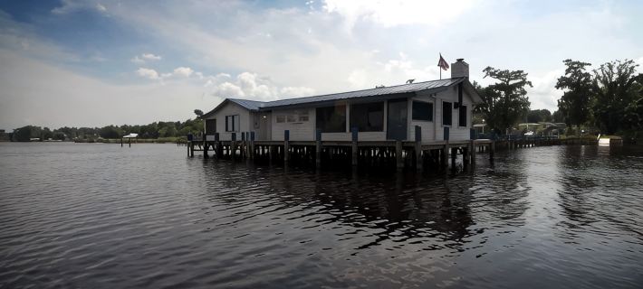 Tahiti Style 5 Star over-Water Bungalow + Lake House Blue + YouTube Video's Pets Hotele w: Putnam County