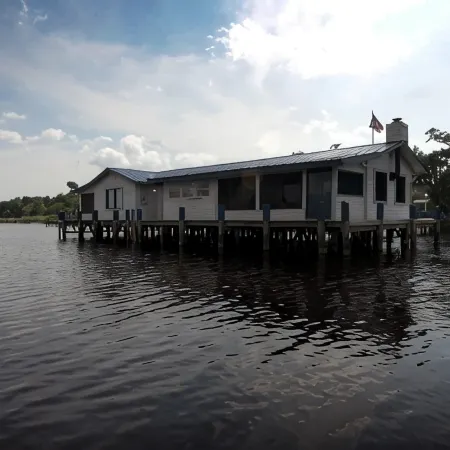 Tahiti Style 5 Star over-Water Bungalow + Lake House Blue + YouTube Video's Pets