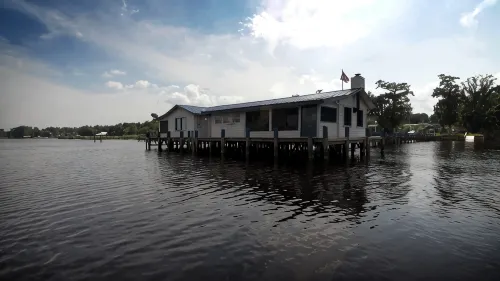 Tahiti Style 5 Star over-Water Bungalow + Lake House Blue + YouTube Video's Pets