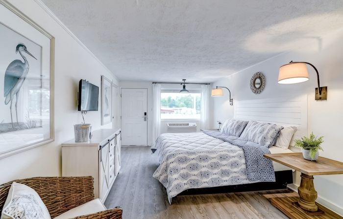Deltaville Dockside Inn