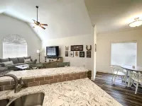 The Happy Hideaway - Gameday Haven - Homestays
