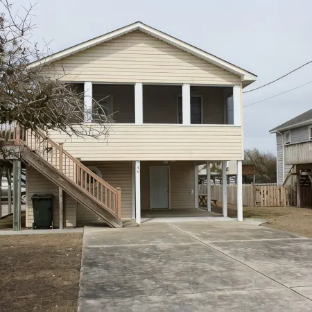 Available July 26-31. Close to Everything and Only 5 Minute Walk to the Beach.