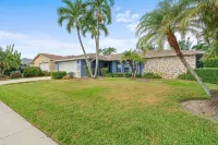 Quiet home near esplanade & tiger tail beach. heated pool & bikes - 2-Star
