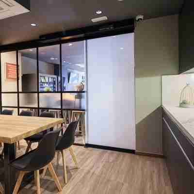 Airhostel Barcelona Airport 24h Dining/Meeting Rooms