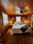 Cabin 2 - 1 Bedroom Cabin with Campbell Creek view in Pioneer Village - Chalets