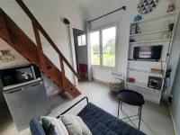Charming T1 completely renovated, with large terrace, in the heart of Giens. - 2-Star