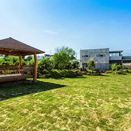 Jeju Garden Pension Отели рядом с достопримечательностью «Тематический парк Sunrise Lands»