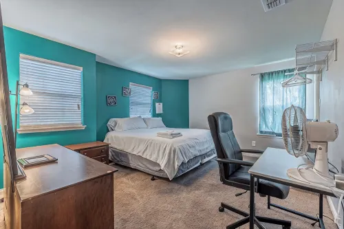 DFW Perfect Home with Garage Parking, Gated Yard,Business Amenities,Arcade game! - Jacuzzi